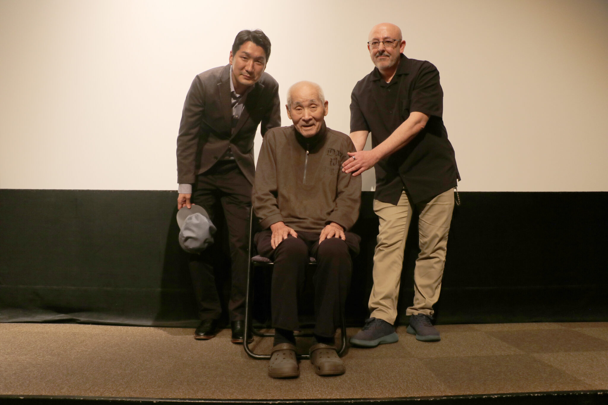 映画『94歳のゲイ』公開初日舞台挨拶レポート／満席の観客全員が長谷忠さんを祝福「皆さんええ顔してはるわ。みんなこれからも元気で、長生きするんやで」
