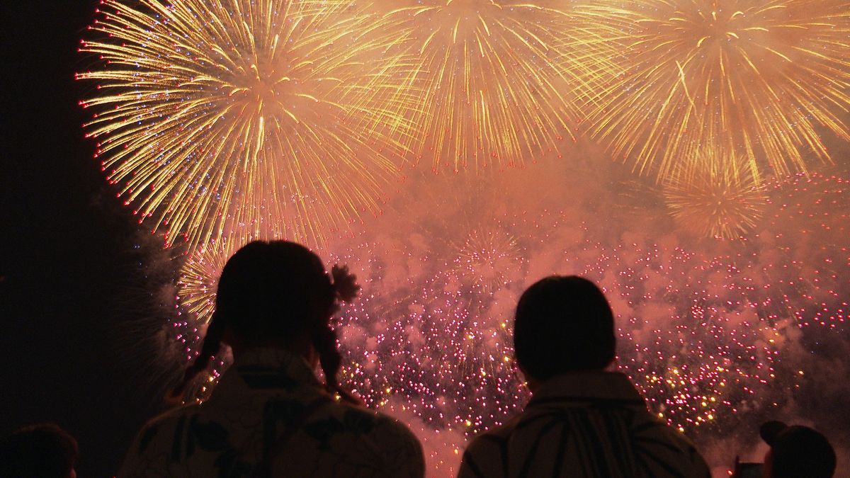 『長岡大花火　打ち上げ、開始でございます』2万発の花火が夜空に彩る長岡花火、そこに込められた人々の想いに迫る。