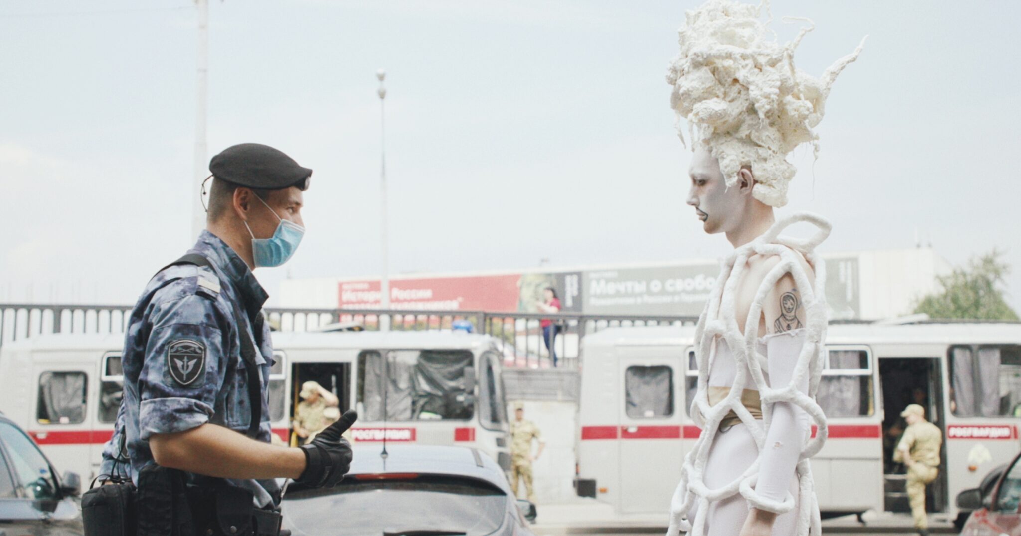 ロシアで生きる次世代クィア・アーティストを追った衝撃作『クイーンダム/誕生』著名人コメント&劇場大型ビジュアル解禁